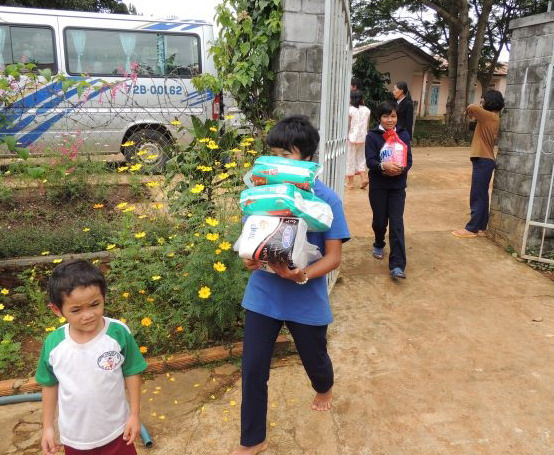 Everyone chipped in to receive the gifts