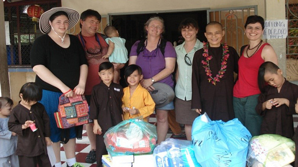 Katelyn, Peter, Caralyn, Minh Hai, Michelle & some of the children.