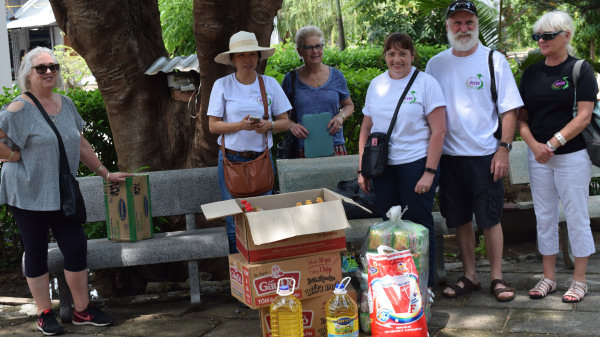 Cheryl, Suong, Jenny, Loretta, John & Sue
