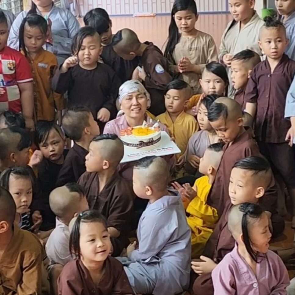 Suong birthday with the children of Tu An