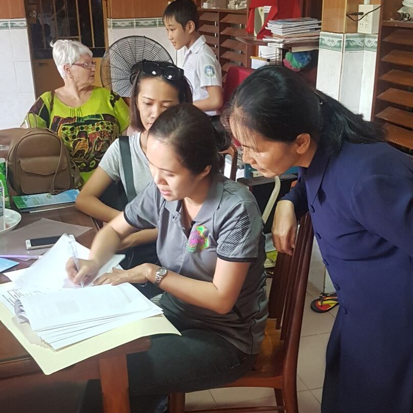 Tram & Sister Bao Van with Janice Woods & children